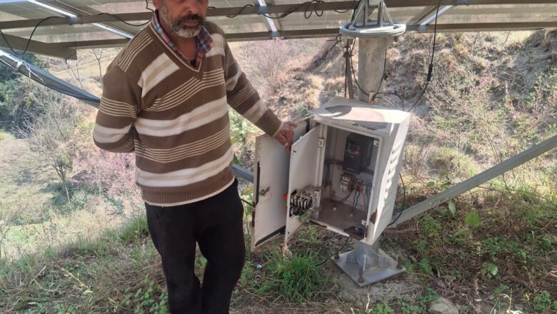 सौर ऊर्जा की चमक से खेतों को मिली नई ऊर्जा, सालाना हो रही 4 लाख तक कमाई 