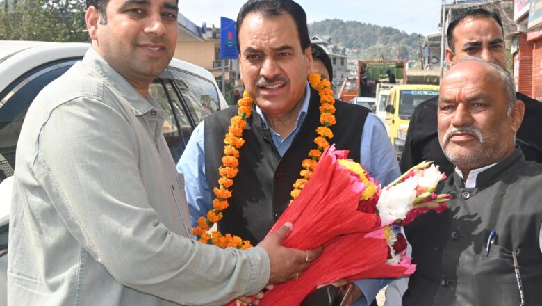 डेयरी क्षेत्र को सुदृढ़ करने से बढ़ी पशुपालकों की आय- बुद्धि सिंह ठाकुर