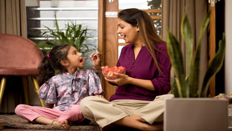 ਕੀ ਫਰਸ਼ ‘ਤੇ ਬੈਠ ਕੇ ਭੋਜਨ ਖਾਣਾ ਫਾਇਦੇਮੰਦ ਹੋ ਸਕਦਾ ਹੈ ਜਾਂ ਨੁਕਸਾਨੇਹ? ਜਾਣ ਕੇ ਰਹਿ ਜਾਓਗੇ ਹੈਰਾਨ