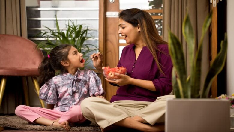 ਫਰਸ਼ ‘ਤੇ ਬੈਠ ਕੇ ਭੋਜਨ ਖਾਣਾ ਕਿਉਂ ਸਹੀਂ? ਮਿਲਣਗੇ ਕਈ ਸਿਹਤ ਲਾਭ