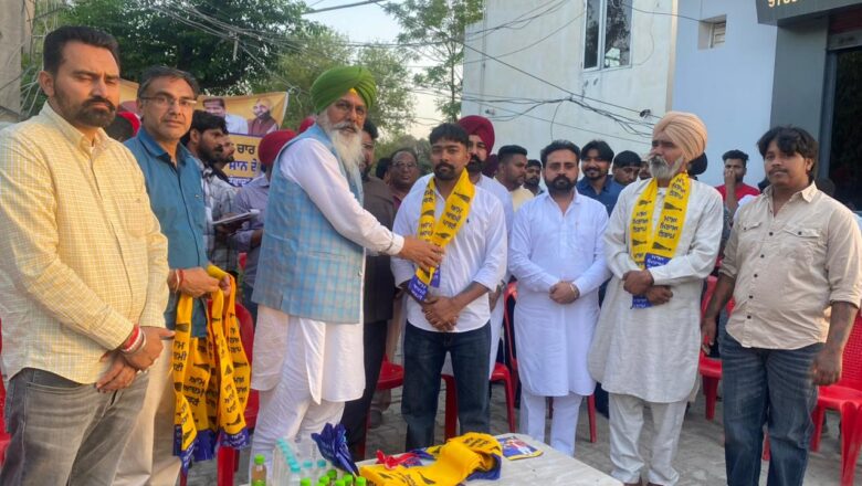 ਵੱਖ ਵੱਖ ਪਾਰਟੀਆਂ ਦੇ ਨੁਮਾਇੰਦੇ  ਆਪਣੇ ਸਾਥੀਆਂ ਸਮੇਤ ਆਮ ਆਦਮੀ ਪਾਰਟੀ ਵਿੱਚ ਹੋਏ ਸ਼ਾਮਿਲ ਹੋਏ