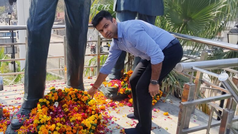 ਡਿਪਟੀ ਕਮਿਸ਼ਨਰ ਨੇ ਸ਼ਹੀਦ-ਏ-ਆਜ਼ਮ  ਭਗਤ ਸਿੰਘ, ਸ਼ਹੀਦ ਰਾਜਗੁਰੂ ਅਤੇ ਸ਼ਹੀਦ ਸੁਖਦੇਵ ਨੂੰ ਸ਼ਹੀਦੀ ਦਿਹਾੜੇ ਮੌਕੇ ਸ਼ਰਧਾ ਦੇ ਫੁੱਲ ਕੀਤੇ ਭੇਂਟ