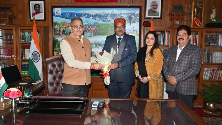 राज्यपाल से नौणी और हिमाचल प्रदेश विश्वविद्यालय के कुलपति ने भेंट कीं