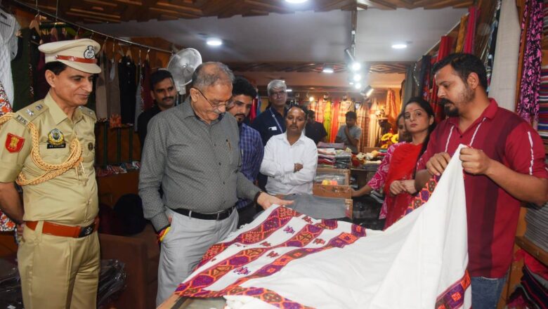 राज्यपाल ने नई दिल्ली में हिमाचल एम्पोरियम का दौरा किया