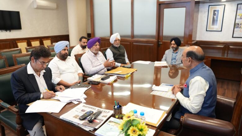 1962, 1965 ਅਤੇ 1971 ਦੀਆਂ ਜੰਗਾਂ  ਵਿੱਚ ਸ਼ਹੀਦ ਸੈਨਿਕਾਂ ਦੇ ਪਰਿਵਾਰਾਂ ਨੂੰ ਮੁਆਵਜ਼ਾ ਦੇਣ ਸਬੰਧੀ ਮੋਹਿੰਦਰ ਭਗਤ ਵੱਲੋਂ ਅਧਿਕਾਰੀਆਂ ਨਾਲ ਵਿਸ਼ੇਸ਼ ਮੀਟਿੰਗ