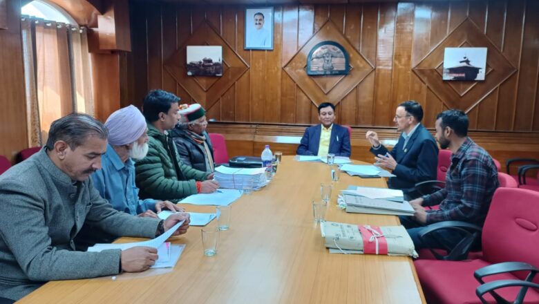 राजस्व मंत्री की अध्यक्षता में बैठक आयोजित