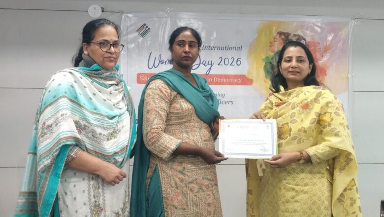 ਜ਼ਿਲ੍ਹਾ ਚੋਣ ਅਫ਼ਸਰ ਨਵਜੋਤ ਕੌਰ ਵੱਲੋਂ ਸਰਵੋਤਮ ਕਾਰਗੁਜ਼ਾਰੀ ਦਿਖਾਉਣ ਵਾਲੀਆਂ ਮਹਿਲਾ ਬੂਥ ਲੈਵਲ ਅਫ਼ਸਰਾਂ ਦਾ ਵਿਸ਼ੇਸ਼ ਸਨਮਾਨ