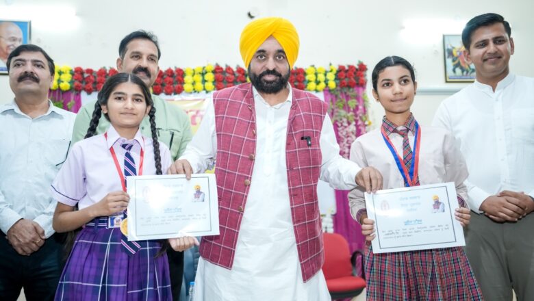 ਮੁੱਖ ਮੰਤਰੀ ਭਗਵੰਤ ਸਿੰਘ ਮਾਨ ਵੱਲੋਂ ਆਦਮਪੁਰ ਦੇ ਸਕੂਲ ਆਫ਼ ਐਮੀਨੈਂਸ ਵਿਖੇ ਵਿਦਿਆਰਥੀਆਂ ਨਾਲ ਮੁਲਾਕਾਤ