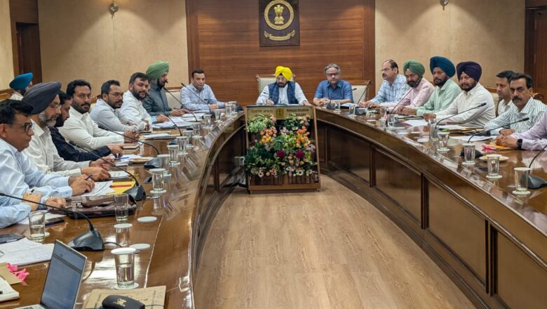 ਹਰਭਜਨ ਸਿੰਘ ਈ.ਟੀ.ਓ. ਵਲੋਂ ਲੋਕ ਨਿਰਮਾਣ ਵਿਭਾਗ ਵੱਲੋਂ ਬਣਵਾਈ ਜਾ ਰਹੀਆਂ ਸੜਕਾਂ ਦੀ ਪ੍ਰਗਤੀ ਸਬੰਧੀ ਸਮੀਖਿਆ ਮੀਟਿੰਗ