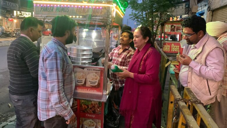 ਫੂਡ ਸੇਫਟੀ ਵਿੰਗ ਦੀ ਸਾਂਝੀ ਟੀਮ ਨੇ ਫਾਸਟ ਫੂਡ ਸਾਮਾਨ ਵੇਚਣ ਵਾਲਿਆਂ ਦੀ ਕੀਤੀ ਅਚਨਚੇਤ ਚੈਕਿੰਗ