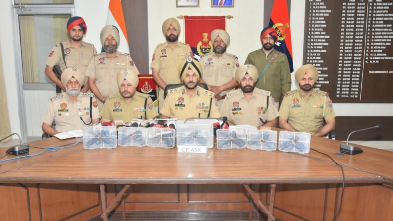 ਸਰਹੱਦ ਪਾਰੋਂ ਚਲ ਰਹੇ ਹਥਿਆਰ ਤਸਕਰੀ ਮਾਡਿਊਲ ਦਾ ਪਰਦਾਫਾਸ਼, ਨਾਬਾਲਗ ਸਮੇਤ ਛੇ ਦੋਸ਼ੀ ਅੰਮ੍ਰਿਤਸਰ ਵਿੱਚ ਕਾਬੂ; ਸੱਤ ਆਧੁਨਿਕ ਪਿਸਤੌਲ ਵੀ ਕੀਤੇ ਬਰਾਮਦ