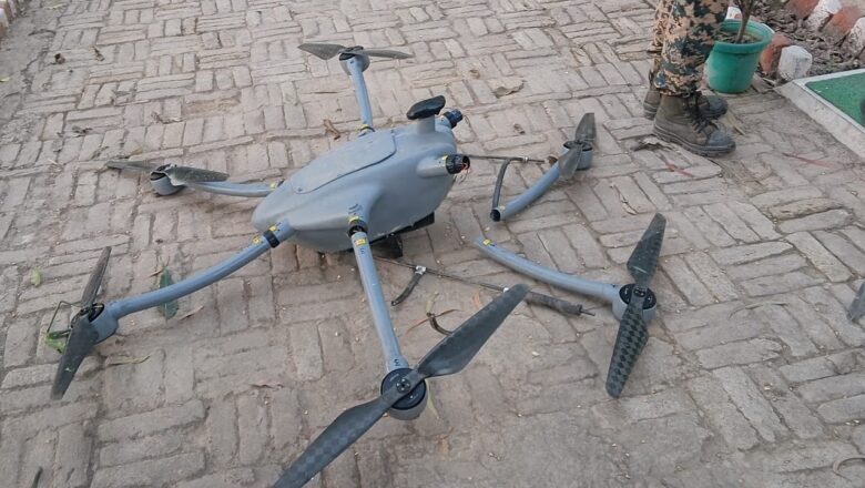 ਪੰਜਾਬ ਪੁਲਿਸ ਨੇ ਬੀ.ਐਸ.ਐਫ. ਨਾਲ ਸਾਂਝੇ ਆਪ੍ਰੇਸ਼ਨ ਵਿੱਚ ਸਰਹੱਦ ਪਾਰੋਂ ਚੱਲ ਰਹੇ ਤਸਕਰੀ ਮਾਡਿਊਲ ਦਾ ਕੀਤਾ ਪਰਦਾਫਾਸ਼ ; 24.5 ਕਿਲੋ ਹੈਰੋਇਨ, 21 ਲੱਖ ਰੁਪਏ ਦੀ ਡਰੱਗ ਮਨੀ ਅਤੇ ਮਲਟੀ-ਕਾਪਰ ਡਰੋਨ ਸਮੇਤ ਤਿੰਨ ਕਾਬੂ