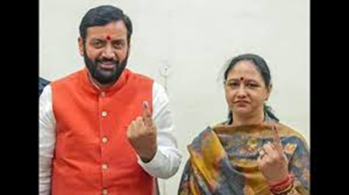 ਮੁੱਖ ਮੰਤਰੀ ਨੇ ਧਰਮ ਪਤਨੀ ਸਮੇਤ ਪਹਿਲੇ ਨਵਰਾਤੇ ‘ਤੇ ਕੀਤੇ ਮਾਤਾ ਮਨਸਾ ਦੇਵੀ ਦੇ ਦਰਸ਼ਨ, ਲਿਆ ਆਸ਼ੀਰਵਾਦ