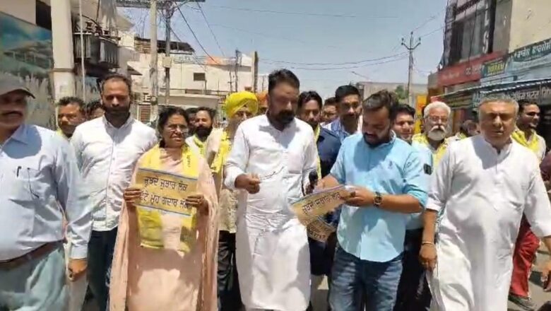 ਦਲਬਦਲੂ ਸੰਸਦ ਮੈਂਬਰਾਂ ਵਿਰੁੱਧ ਸੁਨਾਮ ਵਿਖੇ ਗੁੱਸਾ ਫੁੱਟਿਆ, ਟੀਮ ਅਮਨ ਅਰੋੜਾ ਵੱਲੋਂ ਰੋਸ ਪ੍ਰਦਰਸ਼ਨ