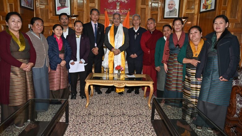 तिब्बतन प्रतिनिधिमंडल ने लोक भवन में राज्यपाल से भेंट की
