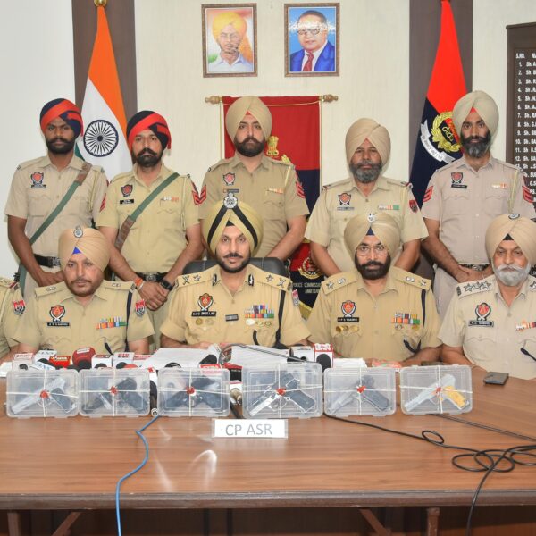 ਅੰਮ੍ਰਿਤਸਰ ਵਿੱਚ ਸਰਹੱਦ ਪਾਰੋਂ ਚੱਲ ਰਹੇ ਗੈਰ-ਕਾਨੂੰਨੀ ਹਥਿਆਰ ਤਸਕਰੀ ਮਾਡਿਊਲ ਨਾਲ ਜੁੜੇ ਤਿੰਨ ਵਿਅਕਤੀ ਕਾਬੂ; 6 ਪਿਸਤੌਲ ਬਰਾਮਦ