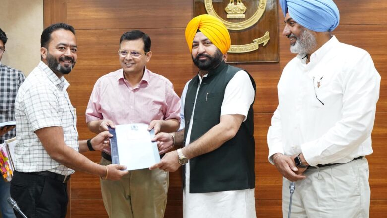 ਹਰਦੀਪ ਸਿੰਘ ਮੁੰਡੀਆਂ ਨੇ ਤਹਿਸੀਲਦਾਰਾਂ ਅਤੇ ਨਾਇਬ ਤਹਿਸੀਲਦਾਰਾਂ ਨੂੰ ਤਰੱਕੀ ਪੱਤਰ ਸੌਂਪੇ