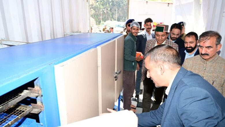किन्नौर जिले के टापरी में मुख्यमंत्री ने भू-तापीय ऊर्जा आधारित फल सुखाने की इकाई का निरीक्षण किया