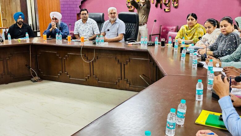 ਕੈਬਨਿਟ ਮੰਤਰੀ ਲਾਲ ਚੰਦ ਕਟਾਰੂਚੱਕ ਵੱਲੋਂ ਮਾਝੇ ਦੇ ਟਰਾਂਸਪੋਰਟਰਾਂ ਅਤੇ ਲੇਬਰ ਠੇਕੇਦਾਰਾਂ ਨਾਲ ਮੀਟਿੰਗ