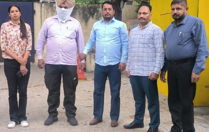 10000 ਰੁਪਏ ਰਿਸ਼ਵਤ ਲੈਂਦਾ ਨਾਇਬ ਕੋਰਟ ਵਿਜੀਲੈਂਸ ਬਿਊਰੋ ਵੱਲੋਂ ਰੰਗੇ ਹੱਥੀਂ ਕਾਬੂ