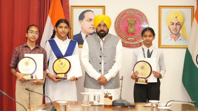ਪੰਜਾਬ ਦੀਆਂ ਧੀਆਂ ਨੇ ‘ਸਿੱਖਿਆ ਕ੍ਰਾਂਤੀ’ ਵਿੱਚ ਮੋਹਰੀ ਭੂਮਿਕਾ ਨਿਭਾਈ, ਪੰਜਾਬ ਸਕੂਲ ਸਿੱਖਿਆ ਬੋਰਡ ਦੇ ਅੱਠਵੀਂ ਜਮਾਤ ਦੇ ਨਤੀਜਿਆਂ ਵਿੱਚ ਪਹਿਲੇ 20 ਵਿੱਚੋਂ 19 ਸਥਾਨ ਪ੍ਰਾਪਤ ਕੀਤੇ: ਮੁੱਖ ਮੰਤਰੀ ਭਗਵੰਤ ਸਿੰਘ ਮਾਨ