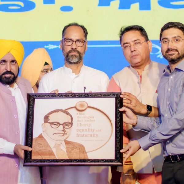 ਕਾਂਗਰਸ ਅਤੇ ਅਕਾਲੀਆਂ ਨੇ ਗਰੀਬਾਂ ਤੋਂ ਸਿੱਖਿਆ ਖੋਹ ਕੇ ਅਤੇ ਸਕਾਲਰਸ਼ਿਪ ਦਾ ਪੈਸੇ ਹੜੱਪ ਕੇ ਬਾਬਾ ਸਾਹਿਬ ਅੰਬੇਡਕਰ ਦੀ ਪਿੱਠ ਵਿੱਚ ਛੁਰਾ ਮਾਰਿਆ: ਮੁੱਖ ਮੰਤਰੀ ਭਗਵੰਤ ਸਿੰਘ ਮਾਨ