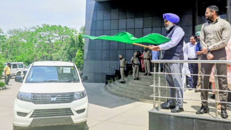 ਵਿੱਤ ਮੰਤਰੀ ਹਰਪਾਲ ਸਿੰਘ ਚੀਮਾ ਨੇ ਰਿਕਾਰਡ ਮਾਲੀਆ ਵਾਧੇ ਦਰਮਿਆਨ ਆਬਕਾਰੀ ਅਤੇ ਕਰ ਵਿਭਾਗ ਦੀ ਇਨਫੋਰਸਮੈਂਟ ਨੂੰ ਹੁਲਾਰਾ ਦੇਣ ਲਈ 25 ਨਵੇਂ ਵਾਹਨਾਂ ਨੂੰ ਹਰੀ ਝੰਡੀ ਦੇ ਕੇ ਕੀਤਾ ਰਵਾਨਾ