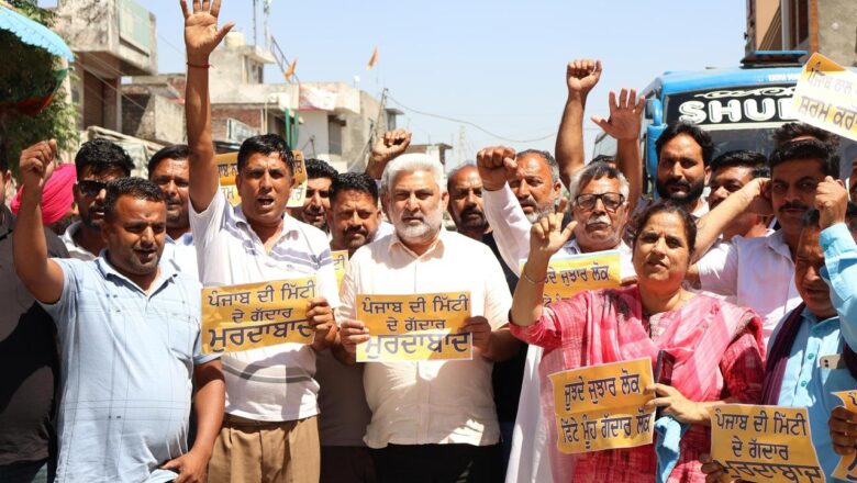 ਆਪ ਆਗੂਆਂ ਅਤੇ ਵਰਕਰਾਂ ਵੱਲੋਂ “ਪੰਜਾਬ ਦੇ ਗੱਦਾਰਾਂ” ਖ਼ਿਲਾਫ਼ ਸੂਬਾ ਵਿਆਪੀ ਪ੍ਰਦਰਸ਼ਨ, ਦਲਬਦਲੂ ਸੰਸਦ ਮੈਂਬਰਾਂ ਦੀ ਰਾਜ ਸਭਾ ਮੈਂਬਰੀ ਰੱਦ ਕਰਨ ਦੀ ਮੰਗ