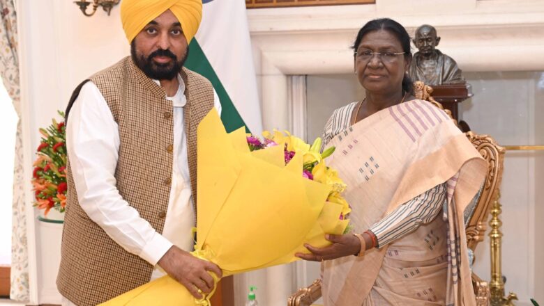 ਪੰਜਾਬ ਦੇ ਮੁੱਖ ਮੰਤਰੀ ਭਗਵੰਤ ਸਿੰਘ ਮਾਨ ਨੇ ਰਾਸ਼ਟਰਪਤੀ ਨਾਲ ਕੀਤੀ ਮੁਲਾਕਾਤ, ‘ਪੰਜਾਬ ਦੇ ਗੱਦਾਰ’ ਰਾਜ ਸਭਾ ਮੈਂਬਰਾਂ ਦੀ ਮੈਂਬਰਸ਼ਿਪ ਰੱਦ ਕਰਨ ਦੀ ਕੀਤੀ ਮੰਗ