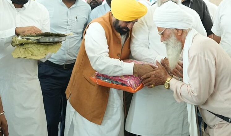 ਅਕਾਲੀਆਂ ਨੇ ਬੇਅਦਬੀ ਦੀ ਆਗਿਆ ਦਿੱਤੀ ਅਤੇ ਦੋਸ਼ੀਆਂ ਨੂੰ ਬਚਾ ਕੇ ਰੱਖਿਆ, ਅੱਜ ਉਹ 25 ਲੋਕਾਂ ਨੂੰ ਵੀ ਇਕੱਠੇ ਨਹੀਂ ਕਰ ਸਕਦੇ: ਮੁੱਖ ਮੰਤਰੀ ਭਗਵੰਤ ਸਿੰਘ ਮਾਨ