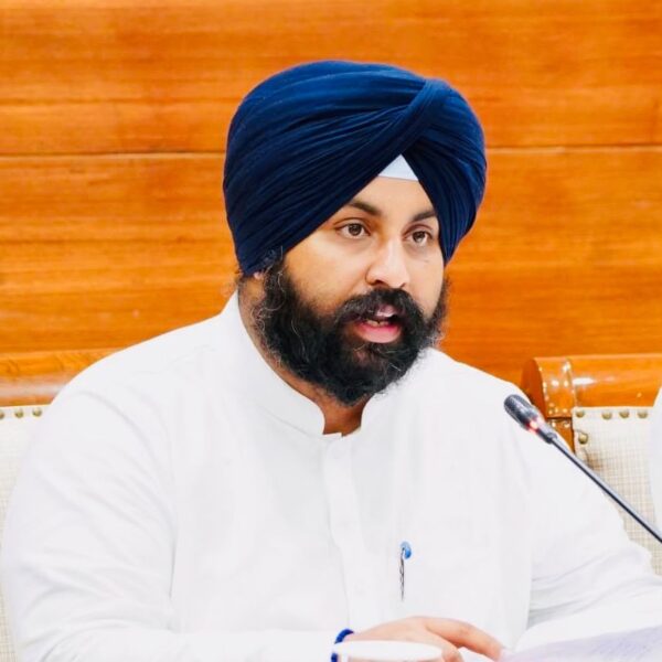 ਮੁੱਖ ਮੰਤਰੀ ਭਗਵੰਤ ਸਿੰਘ ਮਾਨ ਦੇ ਐਲਾਨ ਤੋਂ 24 ਘੰਟਿਆਂ ਦੇ ਅੰਦਰ, ਪੰਜਾਬ ਸਰਕਾਰ ਵੱਲੋਂ ਪ੍ਰਾਈਵੇਟ ਸਕੂਲਾਂ ਦੁਆਰਾ ਮਨਮਾਨੇ ਢੰਗ ਨਾਲ ਫੀਸਾਂ ਵਿੱਚ ਵਾਧੇ ‘ਤੇ ਰੋਕ ਲਈ ਕਾਨੂੰਨ ਦਾ ਖਰੜਾ ਬਣਾਉਣ ਦੇ ਹੁਕਮ