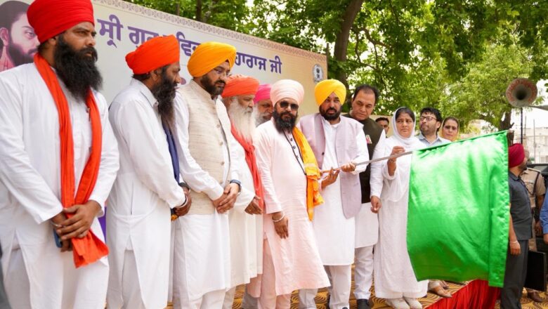 ਸ੍ਰੀ ਗੁਰੂ ਰਵਿਦਾਸ ਜੀ ਮਹਾਰਾਜ ਦਾ ਸੰਦੇਸ਼ ਪੰਜਾਬ ਦੇ ਕੋਨੇ-ਕੋਨੇ ਤੱਕ ਪਹੁੰਚੇਗਾ; ਮੁੱਖ ਮੰਤਰੀ ਭਗਵੰਤ ਸਿੰਘ ਮਾਨ ਨੇ ਡਾਕੂਮੈਂਟਰੀ ਵੈਨਾਂ ਨੂੰ ਹਰੀ ਝੰਡੀ ਦਿਖਾ ਕੇ ਕੀਤਾ ਰਵਾਨਾ