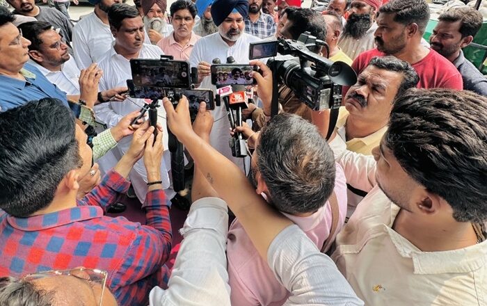 ਨਗਰ ਕੌਂਸਲ ਫ਼ਰੀਦਕੋਟ ਦੇ ਸਫ਼ਾਈ ਸੇਵਕਾਂ ਦੀ ਹੜਤਾਲ ਸਮਾਪਤ-ਗਗਨਦੀਪ ਸਿੰਘ ਧਾਲੀਵਾਲ 