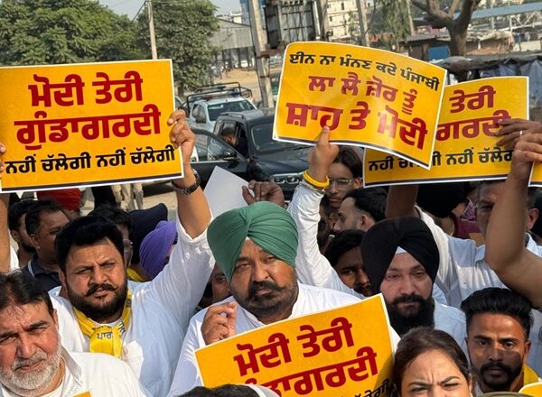 ਸੀ ਬੀ ਆਈ ਦੀ ਰੇਡ ਵਿਰੁੱਧ ‘ਆਪ’ ਲੀਡਰਸ਼ਿਪ ਵੱਲੋਂ ਬੀ ਜੇ ਪੀ ਦਫ਼ਤਰ ਅੱਗੇ ਤਿੱਖਾ ਵਿਰੋਧ ਪ੍ਰਦਰਸ਼ਨ