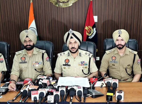 ਸਰਹੱਦ ਪਾਰੋਂ ਚੱਲ ਰਹੇ ਤਸਕਰੀ ਨੈੱਟਵਰਕਾਂ ਨਾਲ ਸਬੰਧਤ ਚਾਰ ਮੁਲਜ਼ਮ 10 ਕਿੱਲੋ ਹੈਰੋਇਨ ਅਤੇ 10 ਪਿਸਤੌਲਾਂ ਸਣੇ ਕਾਬੂ