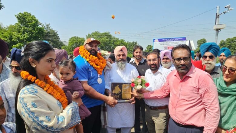 ਏਸ਼ੀਅਨ ਗੇਮਜ਼ ’ਚ ਲਗਾਤਾਰ ਤੀਜਾ ਤਗ਼ਮਾ ਜਿੱਤ ਕੇ ਪਟਿਆਲਾ ਪਰਤੇ ਉਲੰਪੀਅਨ ਤੇਜਿੰਦਰਪਾਲ ਸਿੰਘ ਤੂਰ ਦਾ ਭਰਵਾਂ ਸਵਾਗਤ