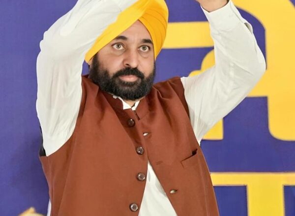 ਮੁੱਖ ਮੰਤਰੀ ਭਗਵੰਤ ਸਿੰਘ ਮਾਨ ਨੇ ‘ਲਾਲ ਲਕੀਰ’ ਅੰਦਰ ਬਣੇ ਮਕਾਨਾਂ ਦੇ ਮਾਲਕਾਨਾ ਹੱਕ ਦਿੱਤੇ; ਦਹਾਕਿਆਂ ਦੀ ਉਡੀਕ ਖ਼ਤਮ ਹੋਈ
