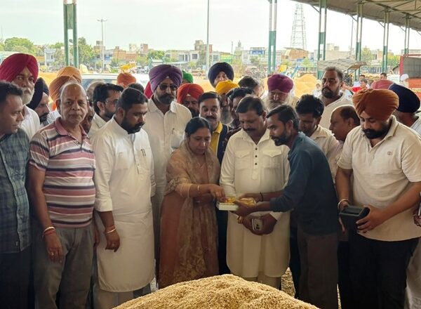 ਕੈਬਨਿਟ ਮੰਤਰੀ ਡਾ. ਬਲਜੀਤ ਕੌਰ ਨੇ ਮਲੋਟ ਮੰਡੀ ਵਿਖੇ ਝੋਨੇ ਦੀ ਸਰਕਾਰੀ ਖਰੀਦ ਦੀ ਕਰਵਾਈ ਸ਼ੁਰੂਆਤ
