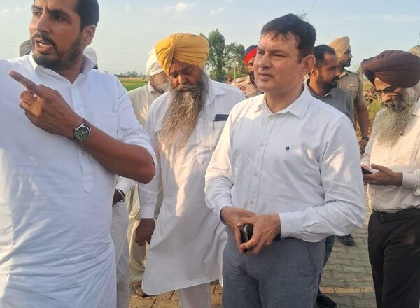 ਡਿਪਟੀ ਕਮਿਸ਼ਨਰ ਵੱਲੋਂ ਪਿੰਡ ਖਾਰਾ ਅਤੇ ਵਾਂਦਰ ਜਟਾਣਾ ਵਿਖੇ ਬਾਰਿਸ਼ ਤੇ ਗੜ੍ਹੇਮਾਰੀ ਕਾਰਨ ਨੁਕਸਾਨੀ ਝੋਨੇ ਦੀ ਫ਼ਸਲ ਦਾ ਜਾਇਜ਼ਾ