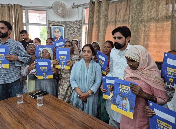 ਕੈਬਨਿਟ ਮੰਤਰੀ ਨੇ 3 ਪਿੰਡਾਂ ਦੇ ਲਾਲ ਲਕੀਰ ਅੰਦਰ ਵਸਦੇ ਲੋਕਾਂ ਨੂੰ ਮਾਲਕੀ ਹੱਕਾਂ ਸਬੰਧੀ ਵੰਡੇ ਦਸਤਾਵੇਜ਼