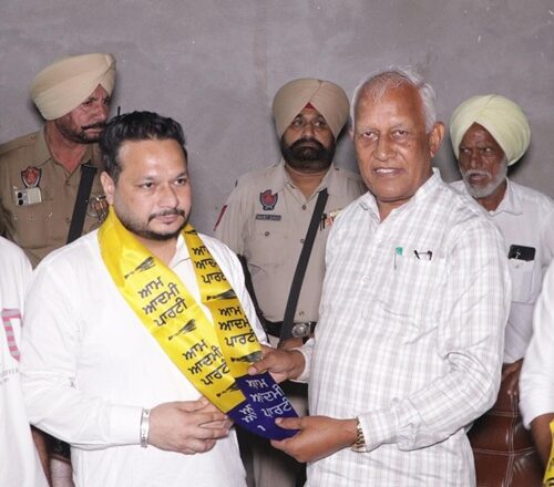 ਪਰਮਿੰਦਰ ਸਿੰਘ ਢੀਂਡਸਾ ਨੂੰ ਝਟਕਾ; ਪਿੰਡ ਮਨਿਆਣਾ ਦੇ ਕਈ ਪਰਿਵਾਰ ਆਮ ਆਦਮੀ ਪਾਰਟੀ ਵਿੱਚ ਸ਼ਾਮਲ